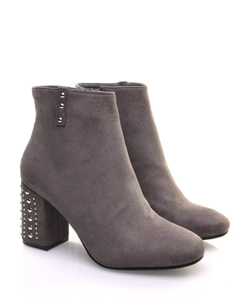 Bottines en suédine grises à talons cloutés
