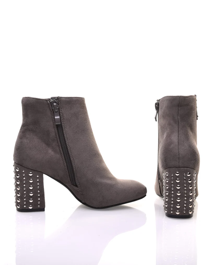 Bottines en suédine grises à talons cloutés