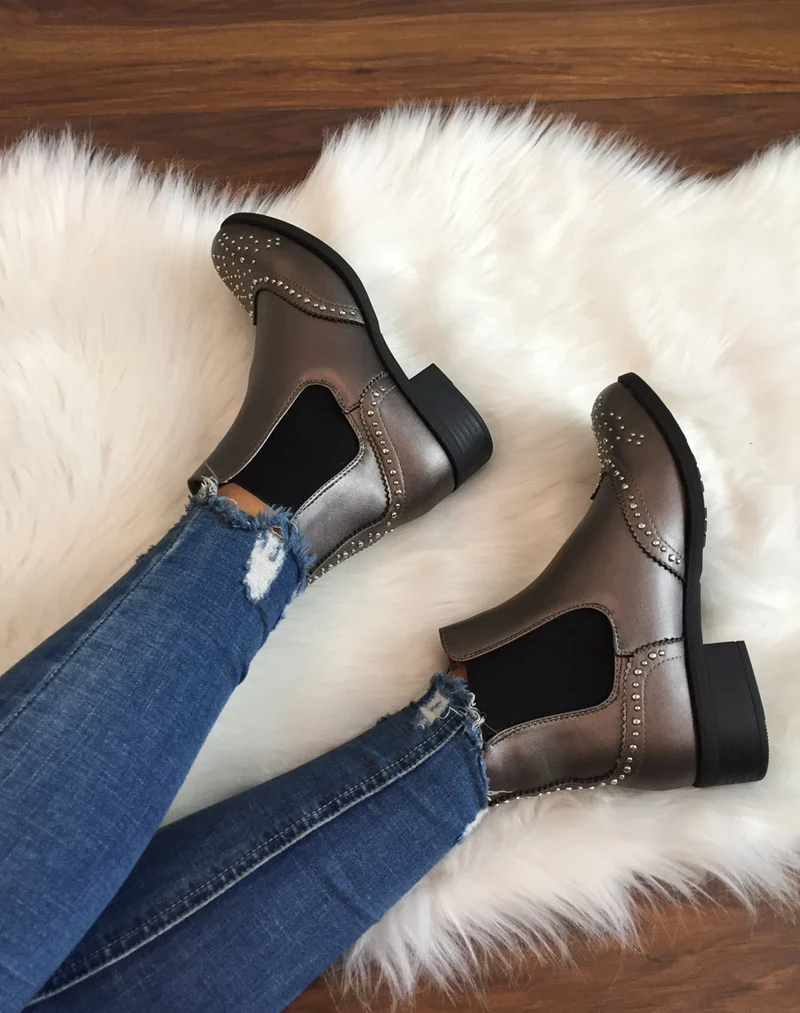 Bottines grises métallisées cloutées