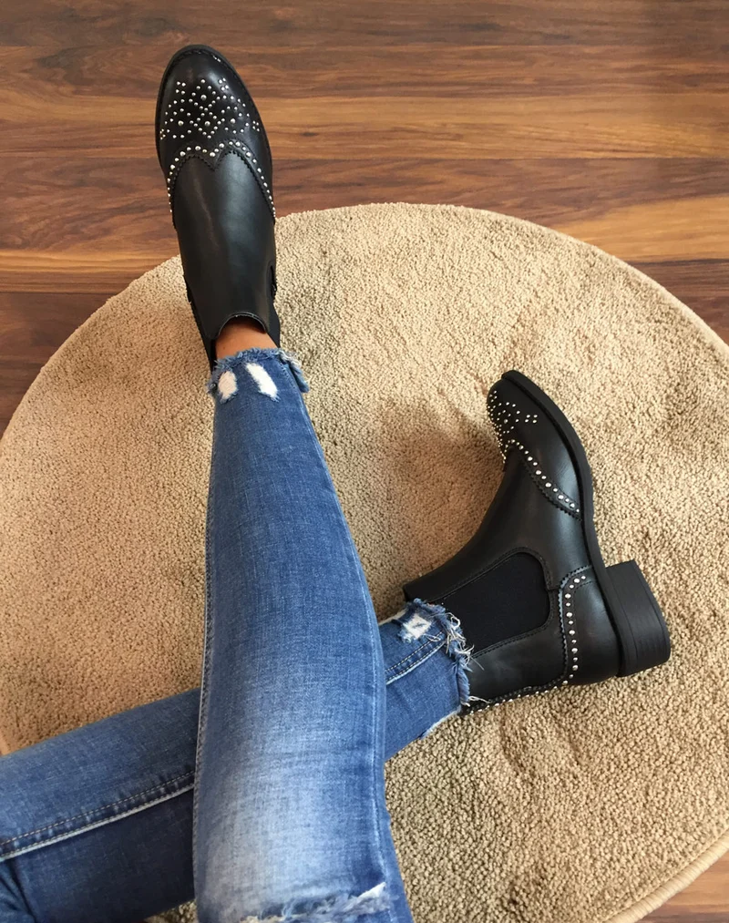 Bottines noires cloutées