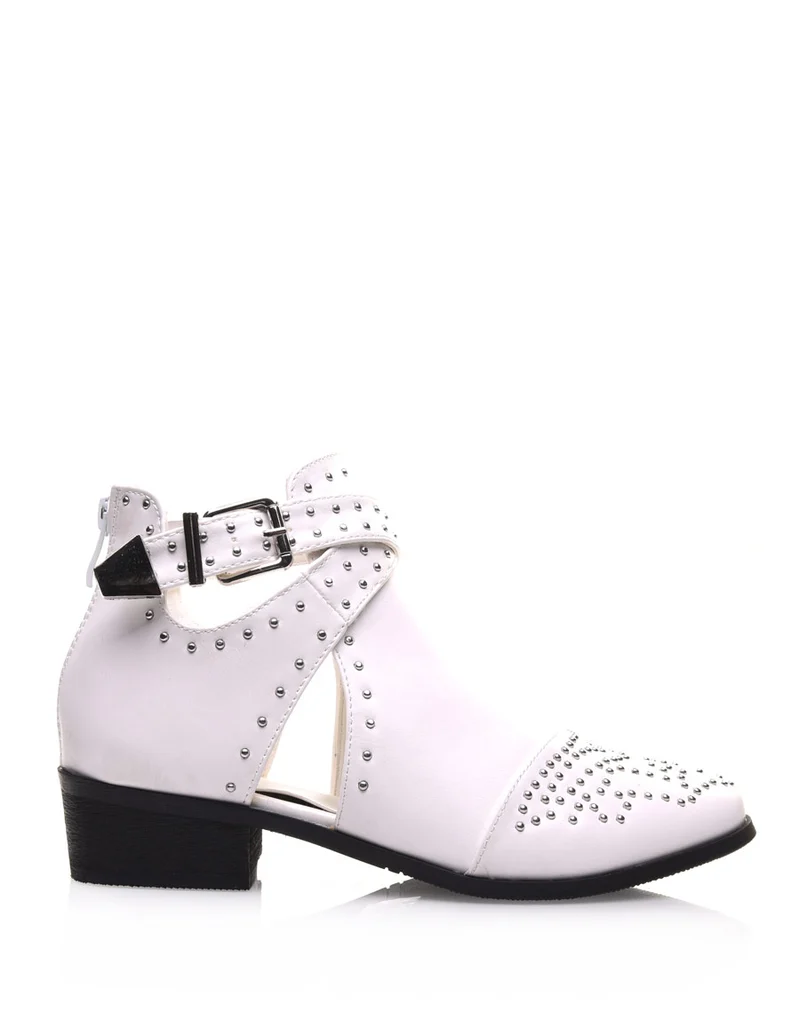 Bottines blanches cloutées à boucles croisées
