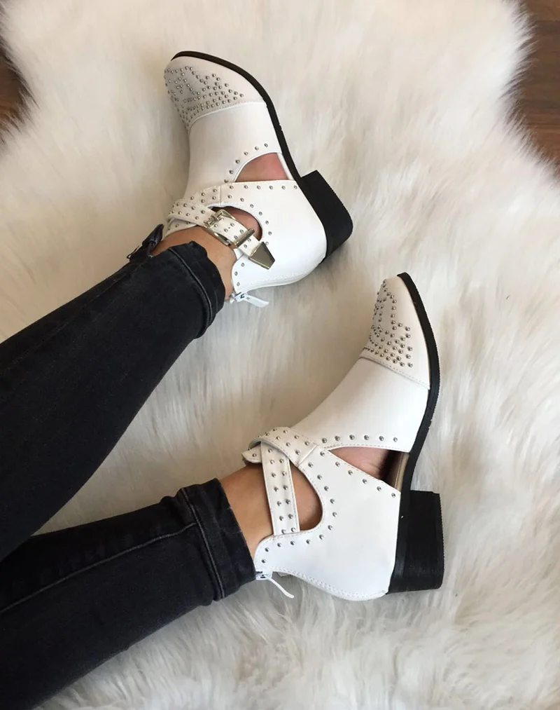 Bottines blanches cloutées à boucles croisées