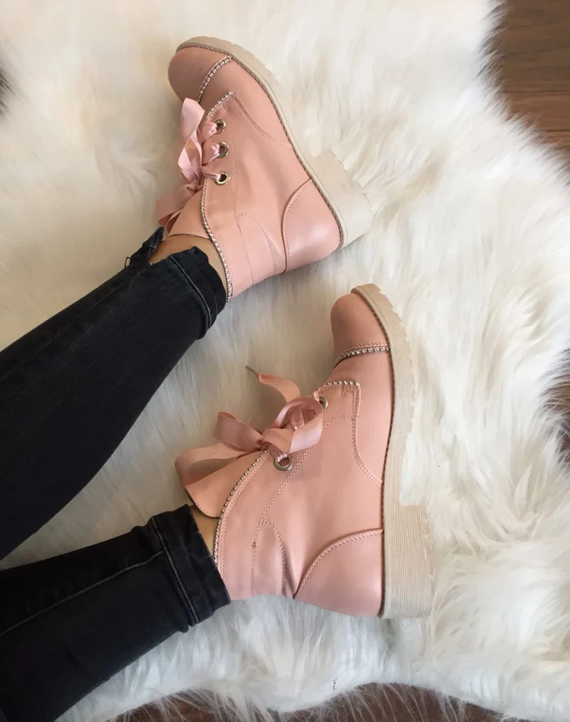 Bottines roses cloutées à semelles épaisses