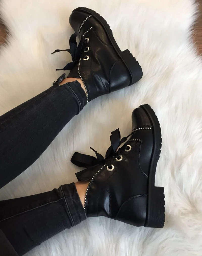 Bottines noires cloutées à semelles épaisses