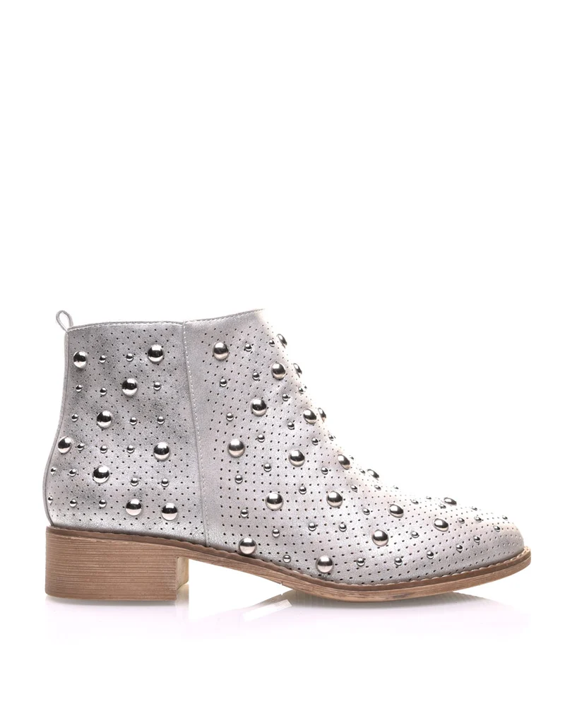 Bottines argentées entièrement cloutées et perforées