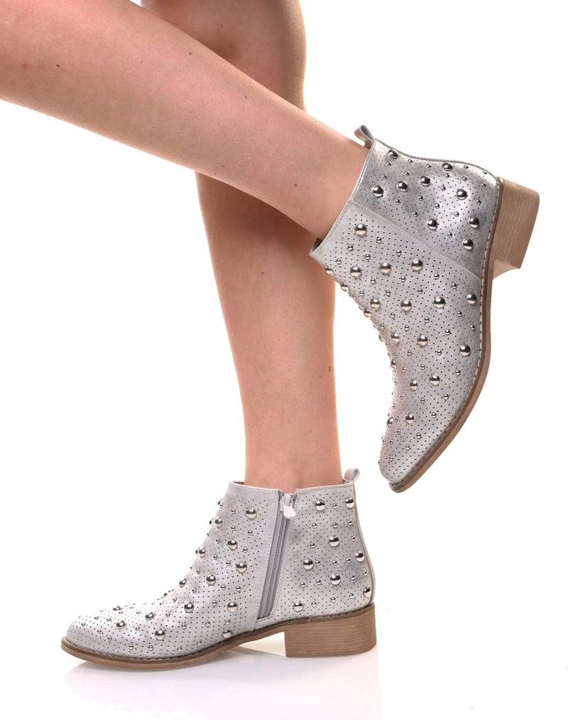 Bottines argentées entièrement cloutées et perforées