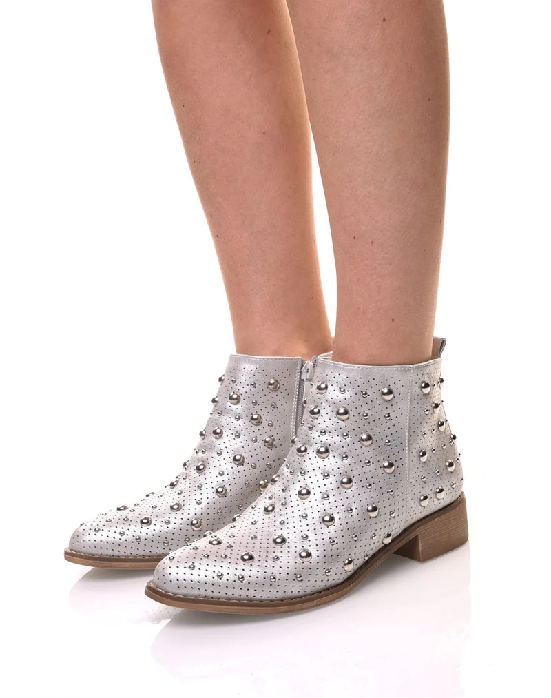 Bottines argentées entièrement cloutées et perforées