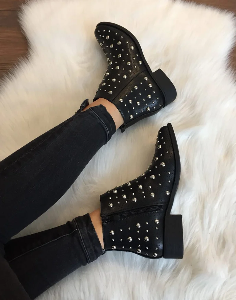 Bottines noires entièrement cloutées et perforées
