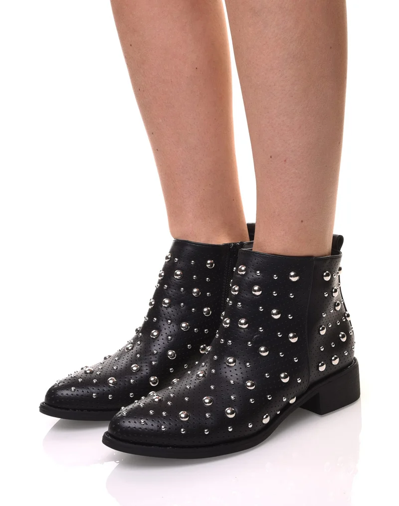 Bottines noires entièrement cloutées et perforées