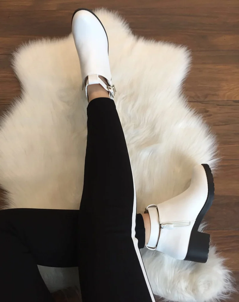 Bottines blanches à boucles chevilles