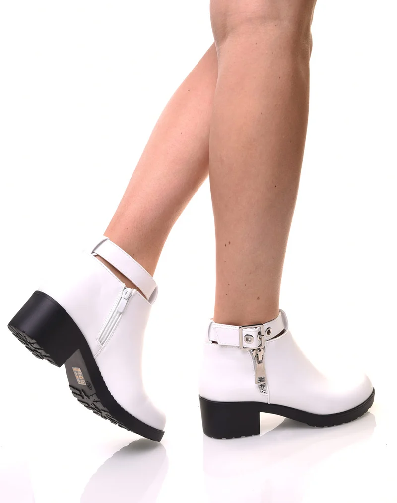 Bottines blanches à boucles chevilles
