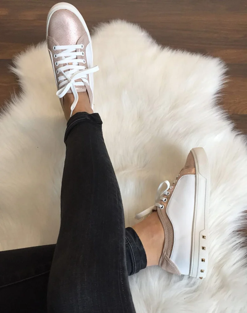 Baskets roses et blanches brillantes