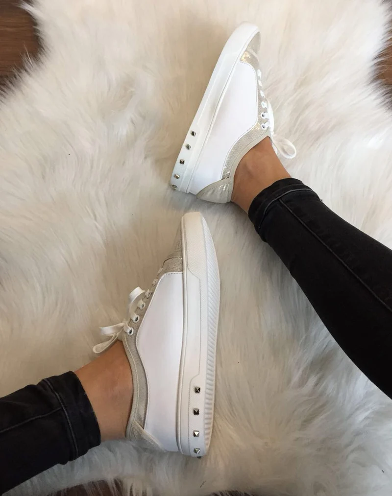 Baskets beiges et blanches brillantes