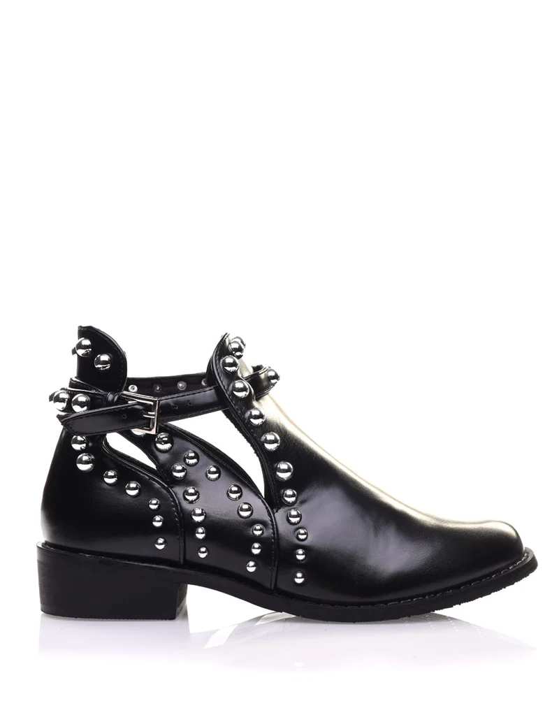 Bottines noires ajourées ornées de perles