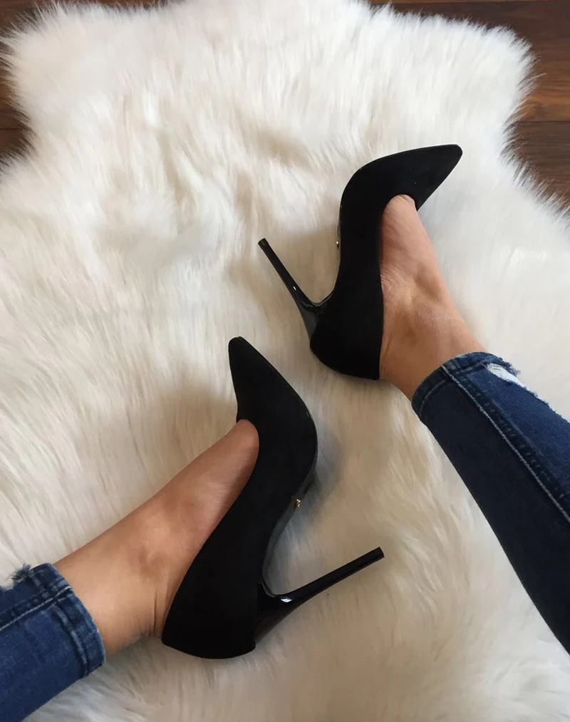 Escarpins noirs en suédine et à talons aiguilles