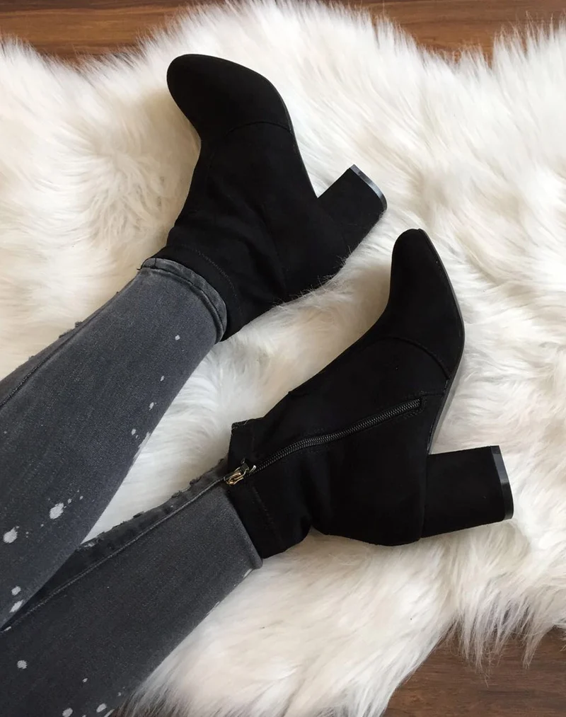Bottines noires entièrement en suédine talons épais mi haut