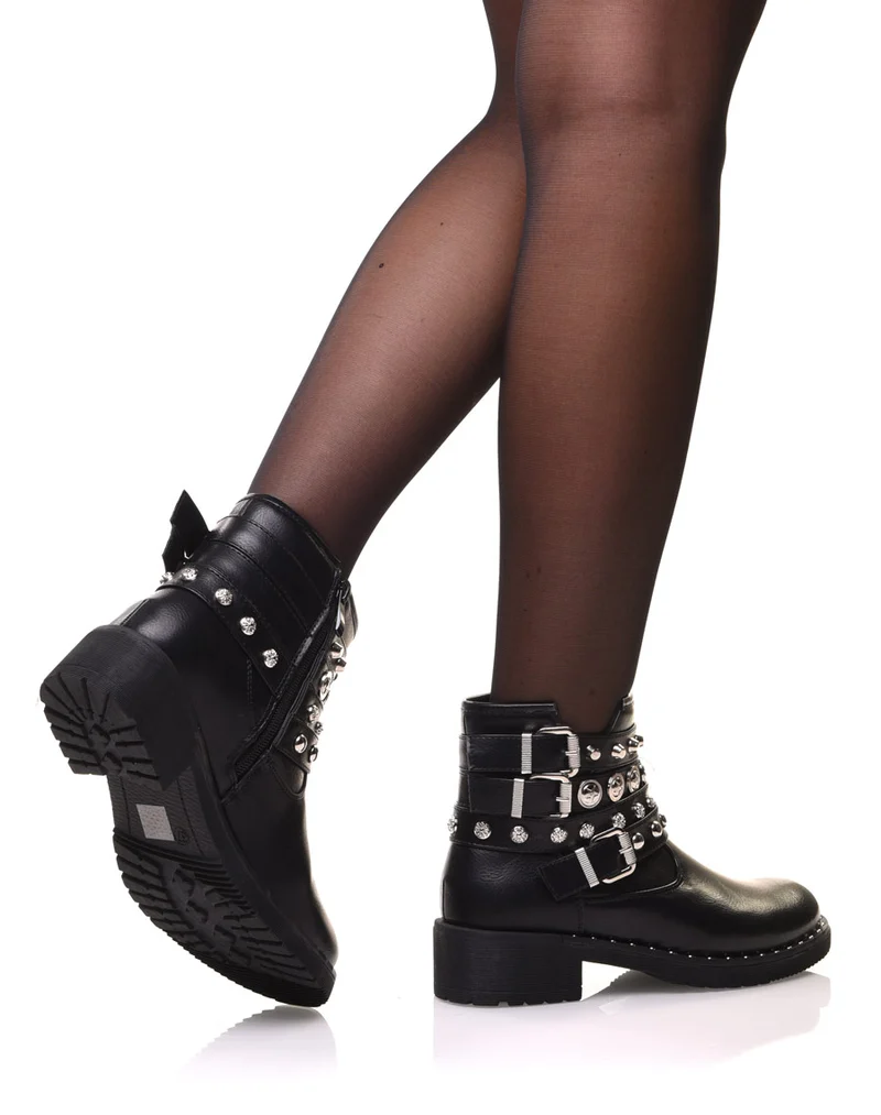 Bottines noires avec différentes lanières cloutées