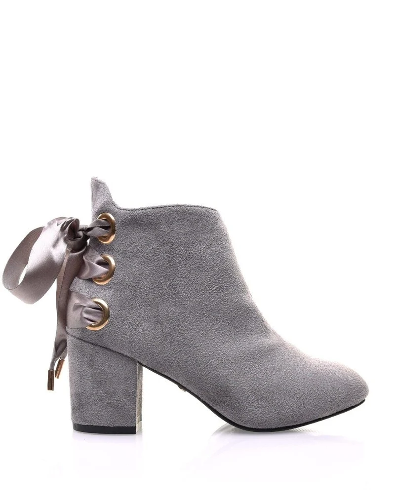 Bottines grises talons mi hauts lacets en satin