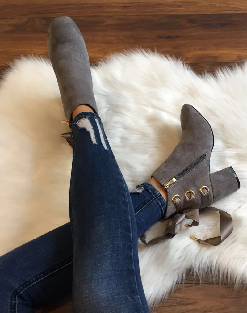Bottines grises talons mi hauts lacets en satin
