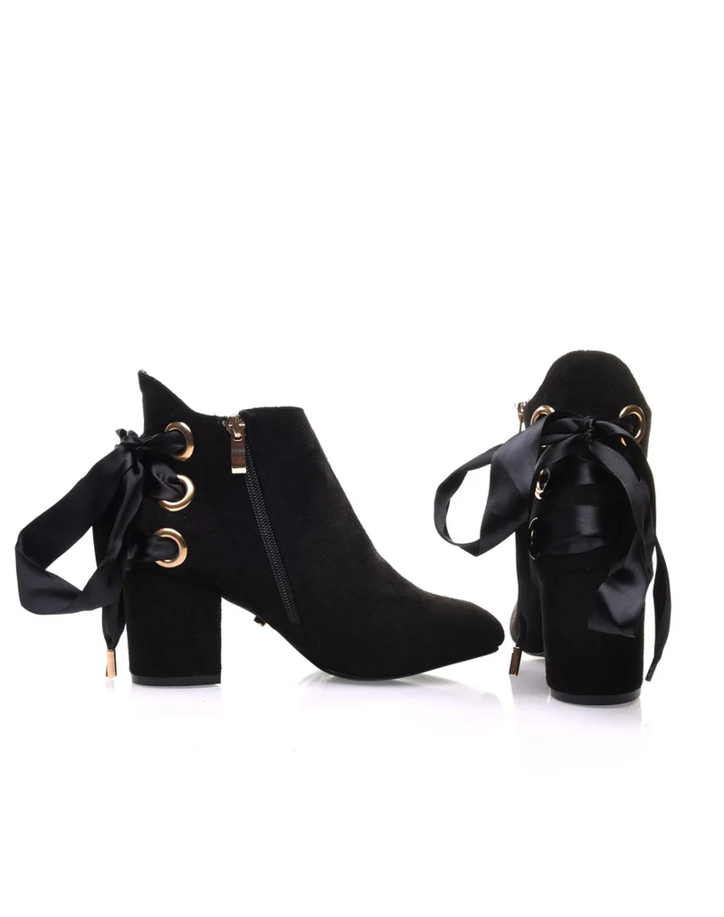 Bottines noires talons mi hauts lacets en satin