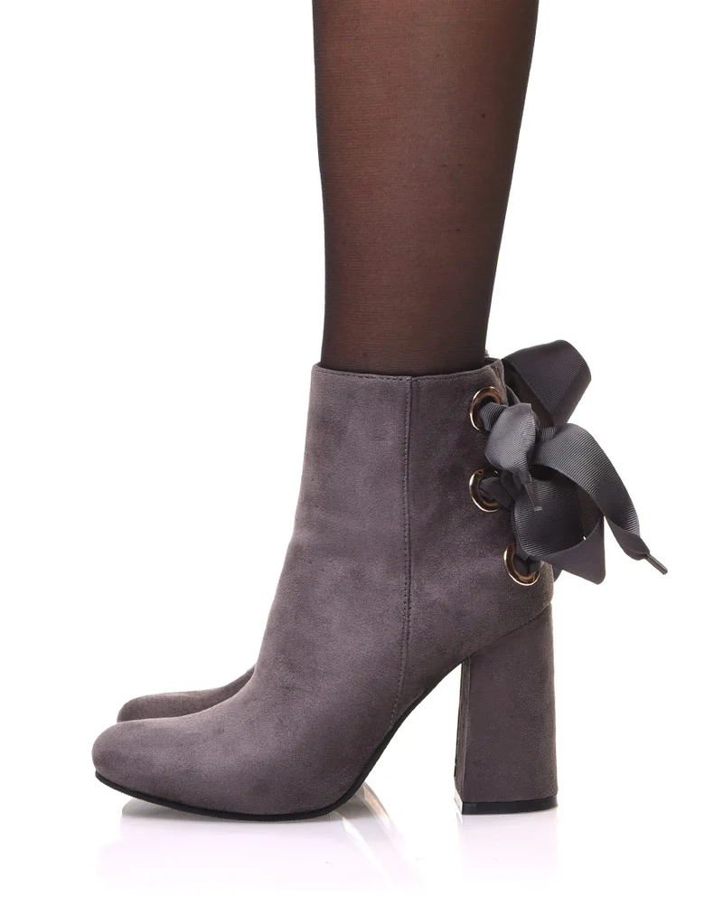 Bottines grises en suédine à talons et lacets satin