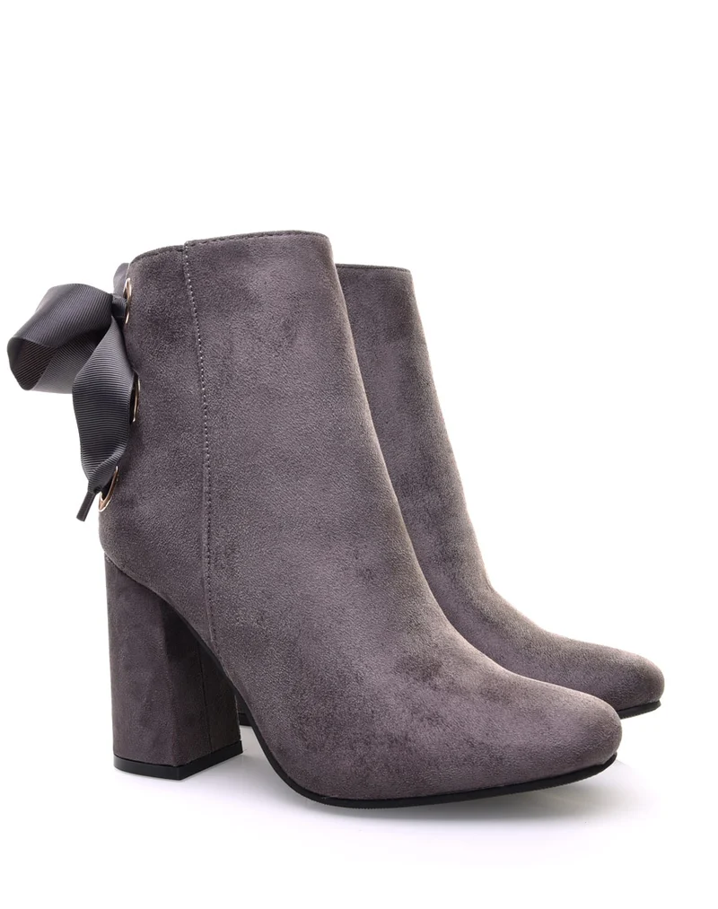 Bottines grises en suédine à talons et lacets satin
