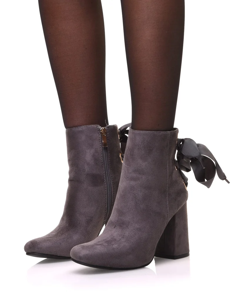 Bottines grises en suédine à talons et lacets satin