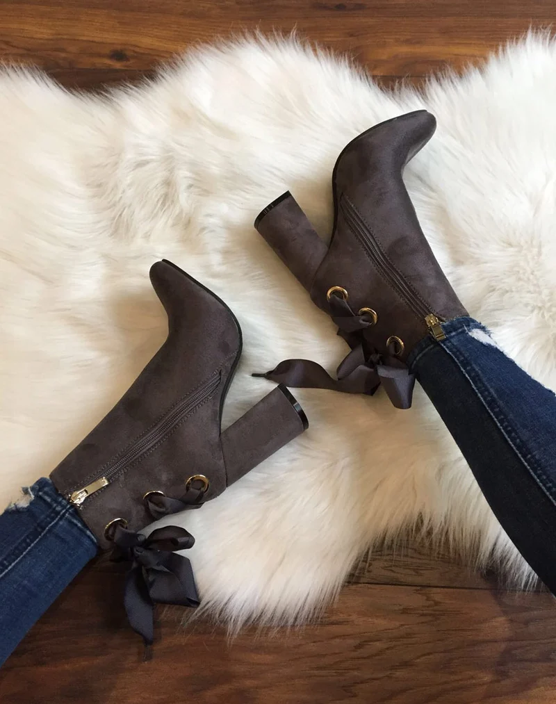 Bottines grises en suédine à talons et lacets satin