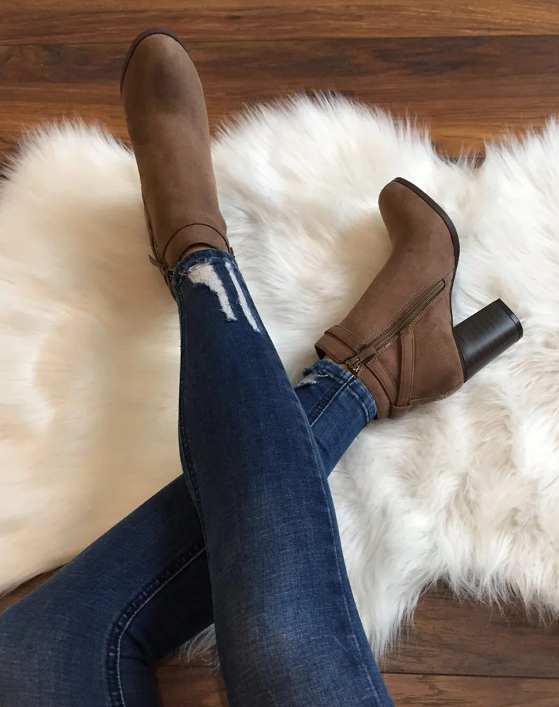 Bottines taupes en suédines à lanière décorative