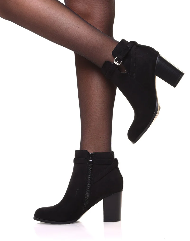 Bottines noires en suédines à lanière décorative