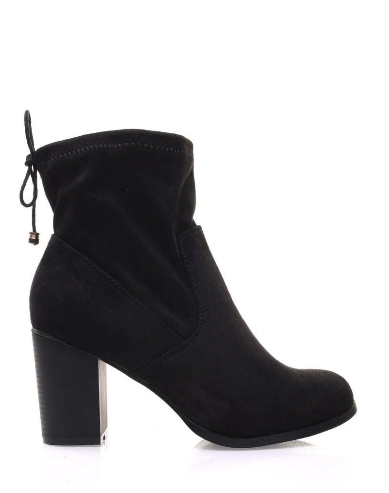 Bottines noires souples en suédine à talons