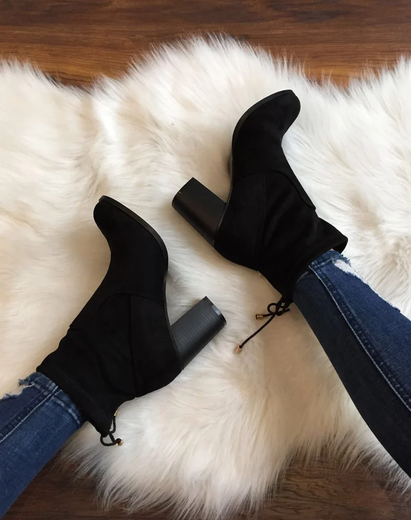 Bottines noires souples en suédine à talons