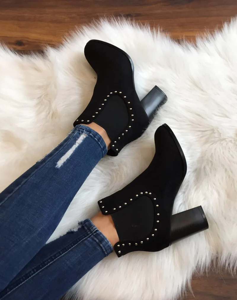 Chelsea boots noirs ornés de clous et à talons
