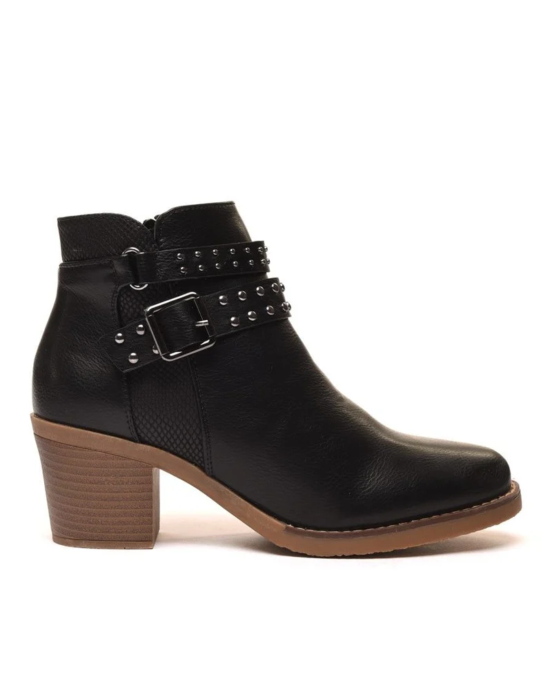 Bottines noires avec sangles cloutées