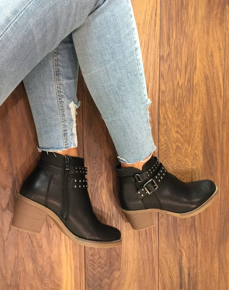 Bottines noires avec sangles cloutées