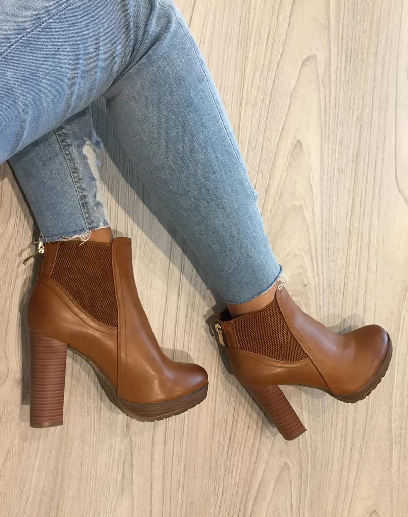 Bottines camelles à talons avec élastiques