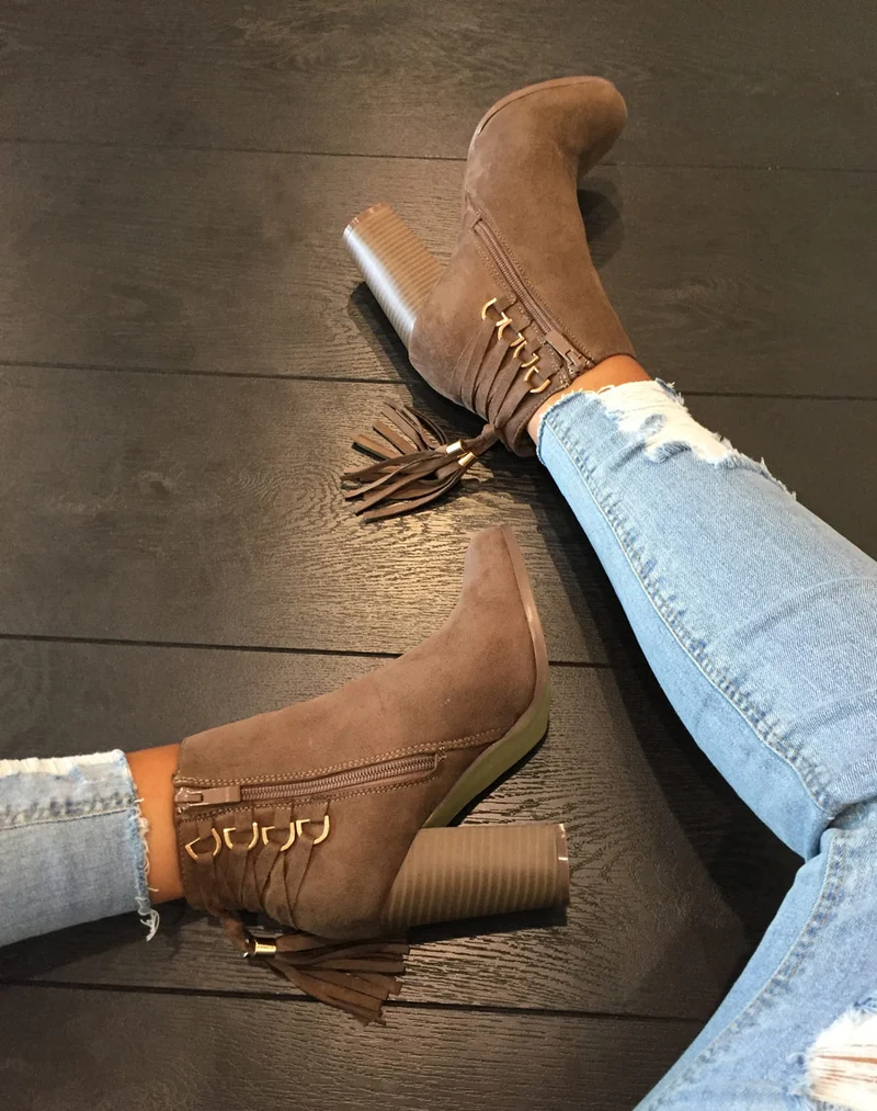 Bottines taupes suédine à talons et lacets arrière