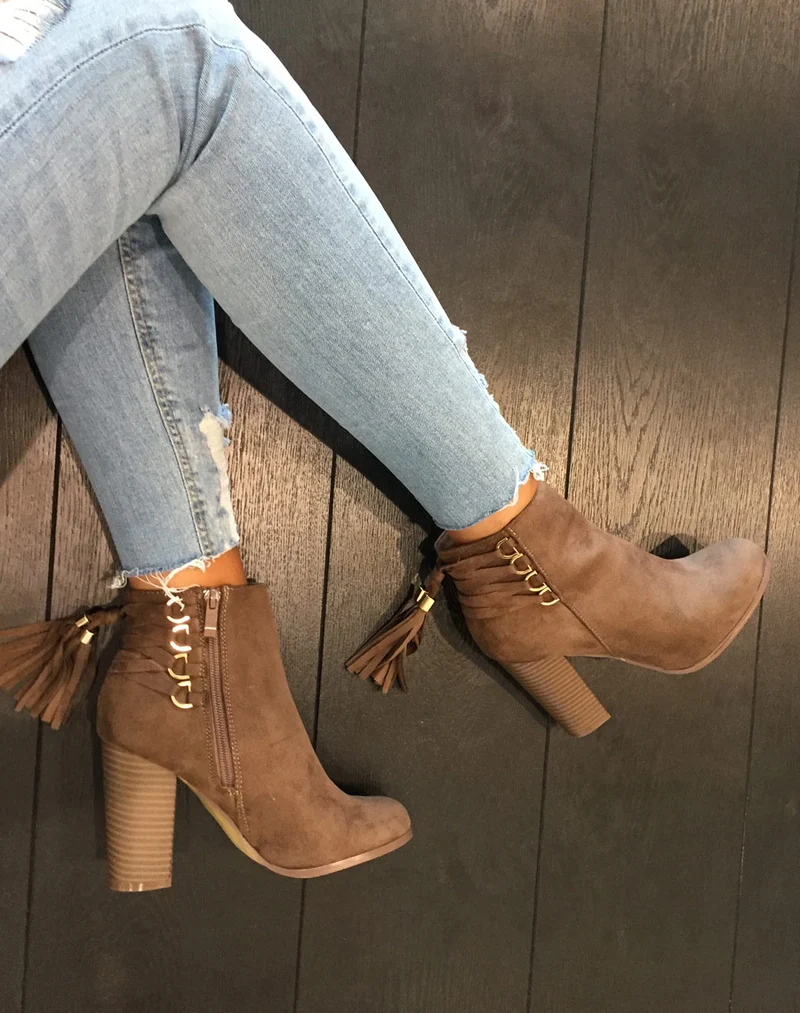 Bottines taupes suédine à talons et lacets arrière