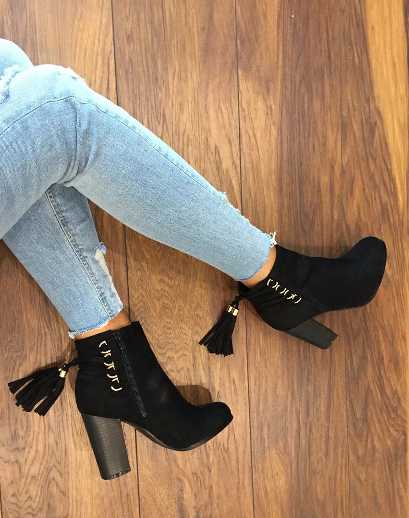 Bottines noires suédine à talons et lacets arrière
