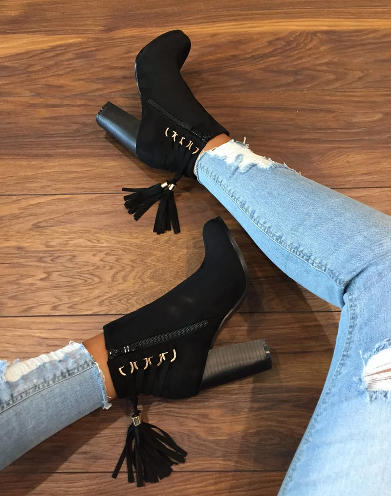 Bottines noires suédine à talons et lacets arrière
