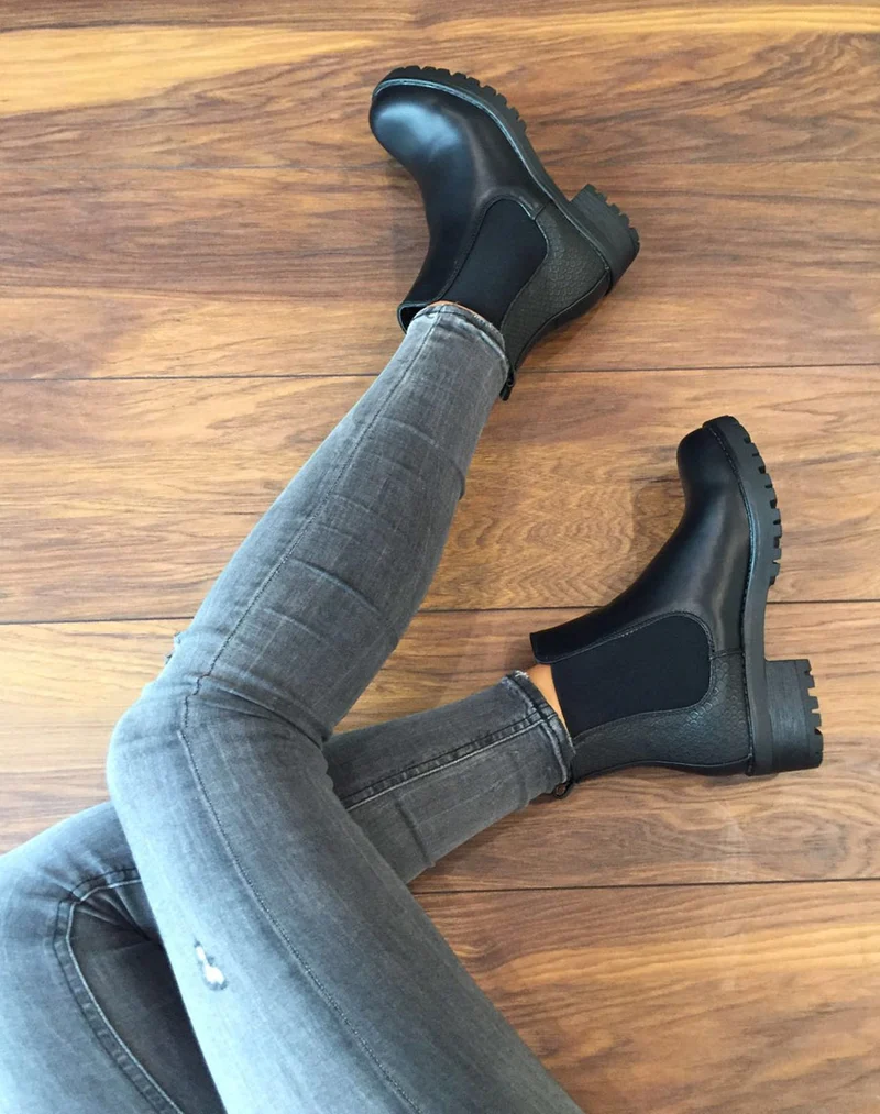 Bottines plates noires avec élastiques et motifs python