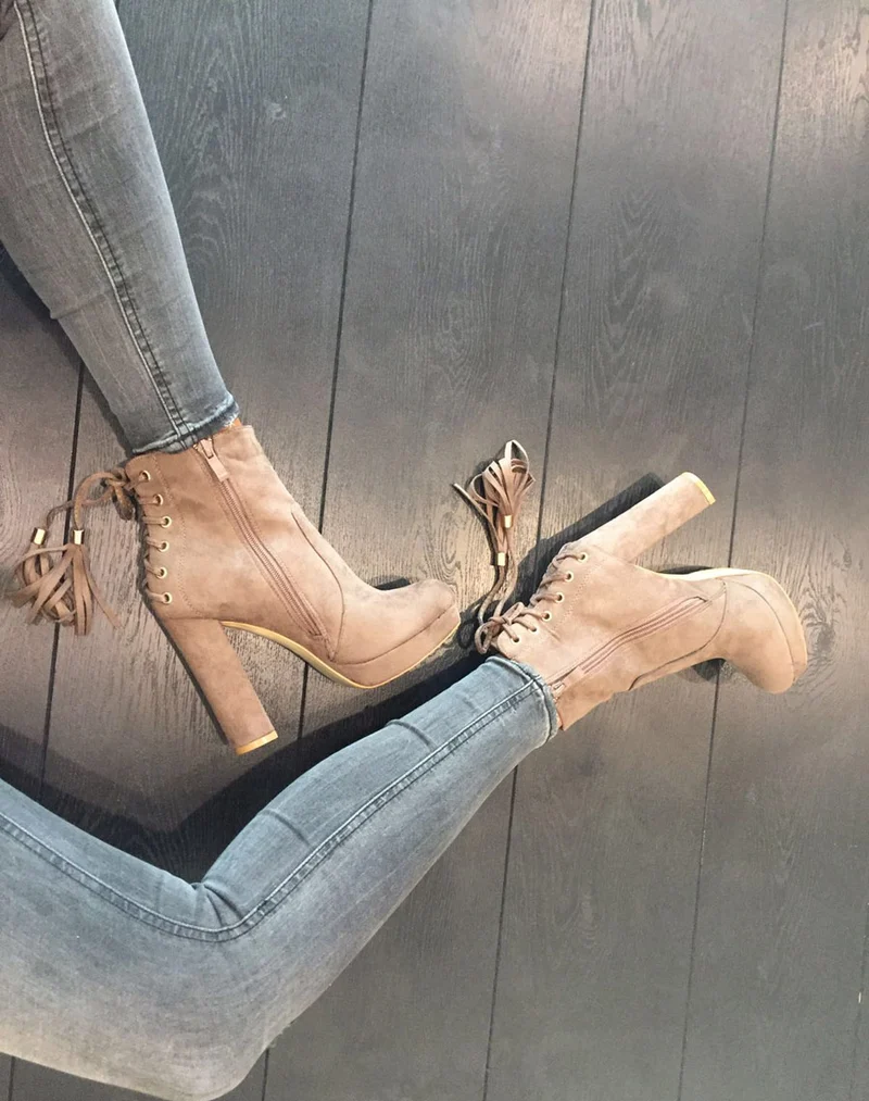 Bottines taupes à talons hauts et plateforme