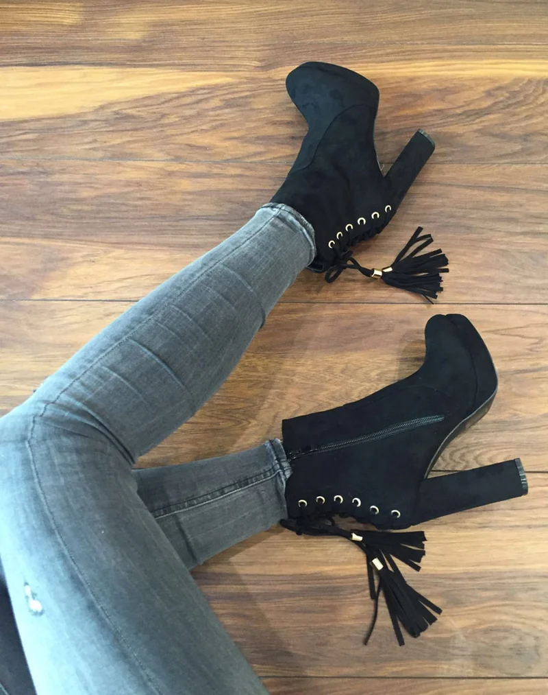 Bottines noires à talons hauts et plateforme