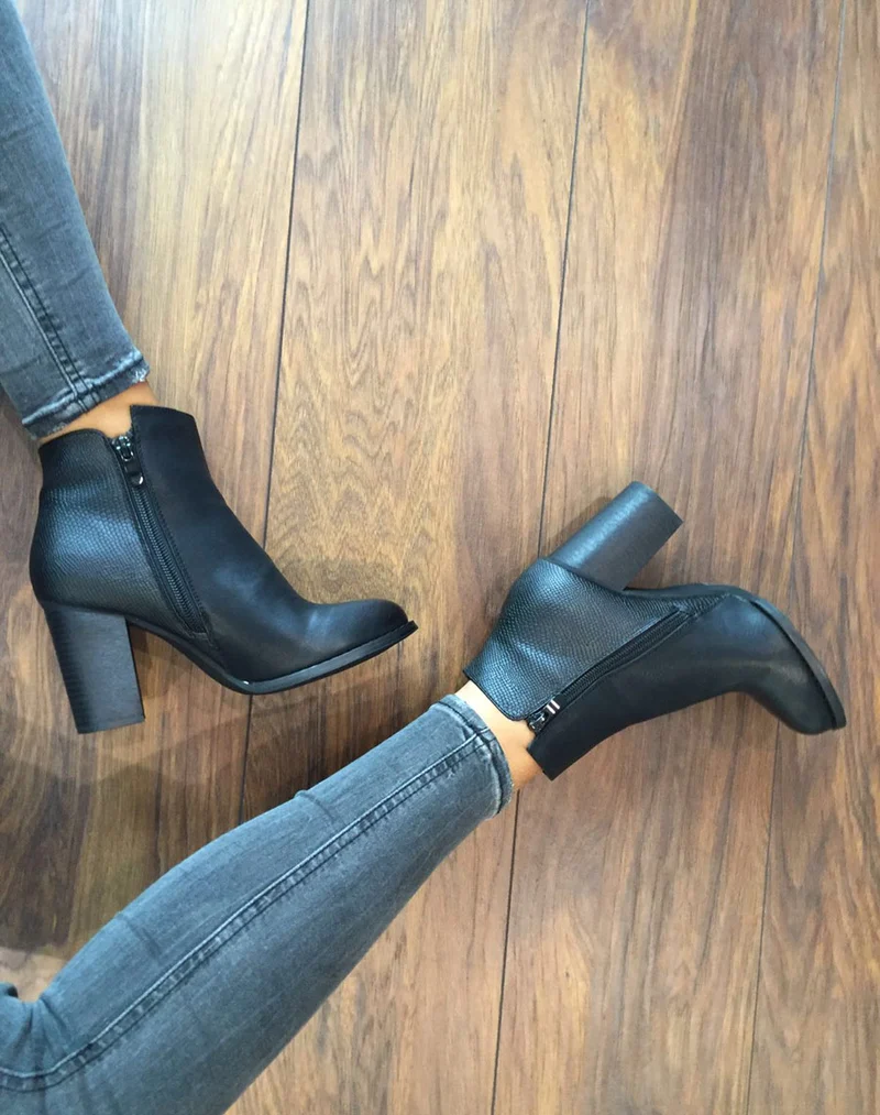 Bottines à talons noires avec motifs python