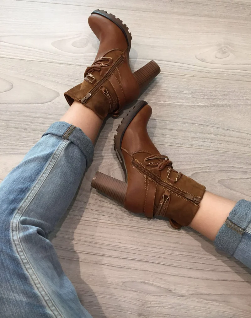 Bottines camel bi matières à talons et lanières multiples