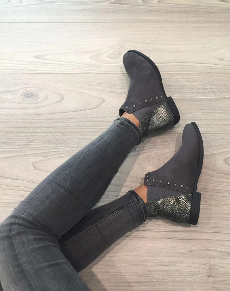 Bottines plates grises avec motifs python brillant