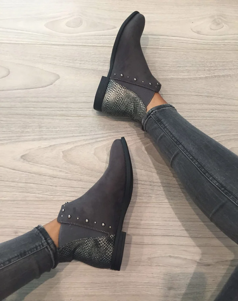 Bottines plates grises avec motifs python brillant