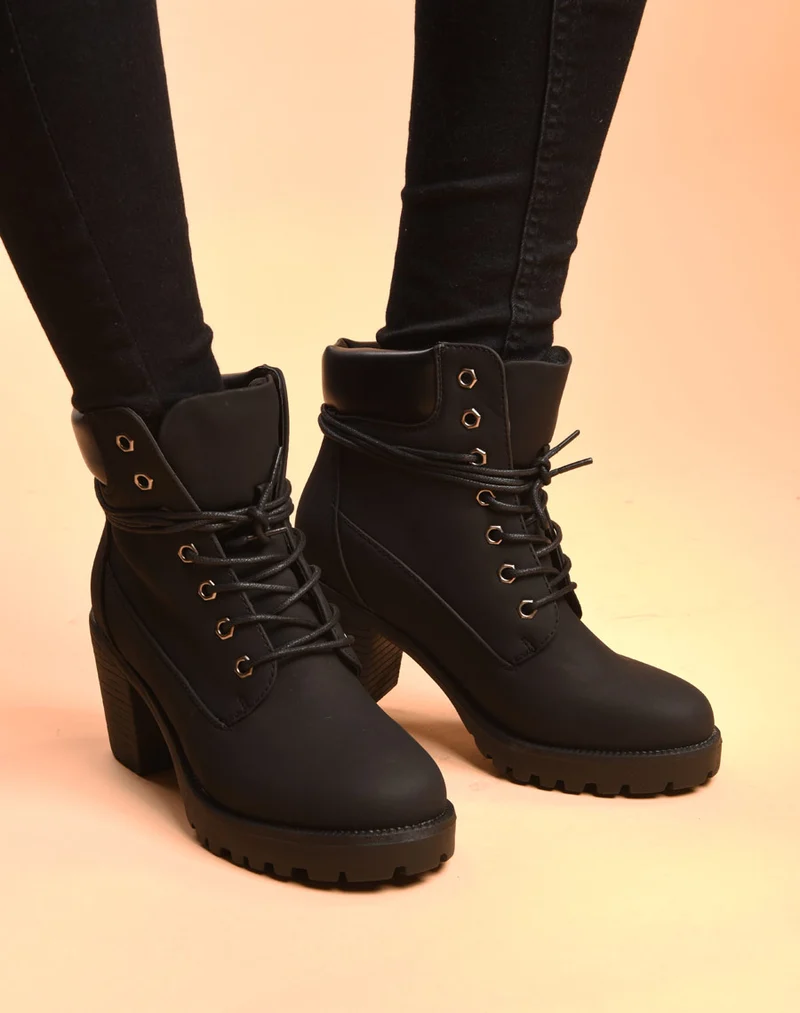 Bottine noire talon à lacets