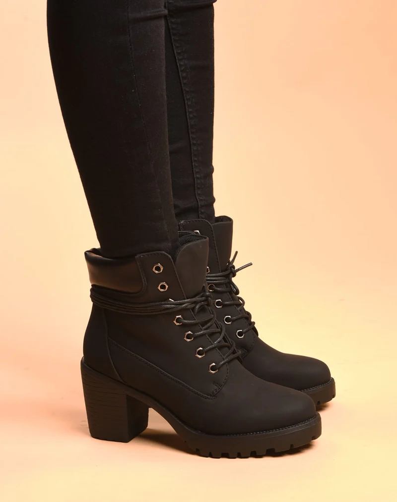 Bottine noire talon à lacets