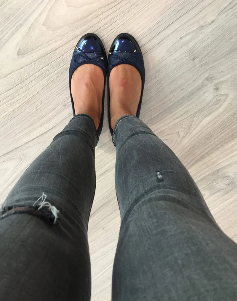Ballerines bleues marine effet brillant et bout métallisé